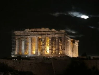Εσείς ξέρετε γιατί δεν πετάνε πουλιά πάνω από την Ακρόπολη;